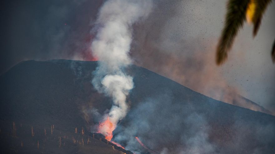 El aumento de las explosiones del volcán incrementa el temor y corta la comunicación aérea en La Palma