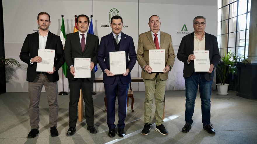 El presidente de la Junta de Andalucía, Juanma Moreno (c), y el consejero de Justicia, Administración Local y Función Pública de la Junta de Andalucía, José Antonio Nieto (2i), posan en una foto junto a representantes de los sindicatos CSIF, UGT y CCOO tr