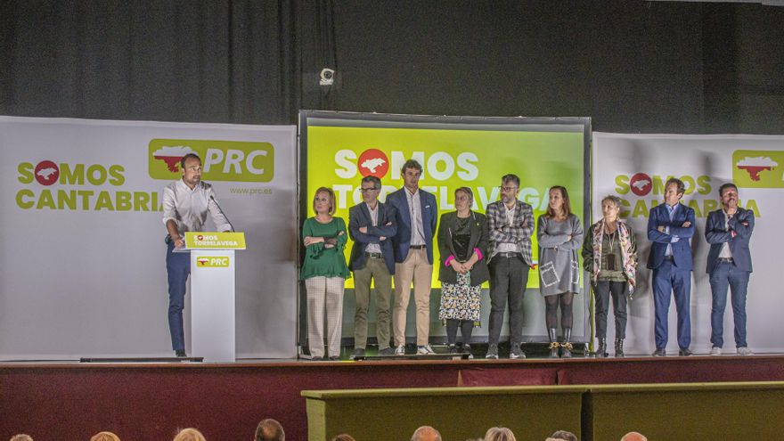El alcalde de Torrelavega y candidato a la reelección, Javier López Estrada, junto a los miembros de su lista electoral.