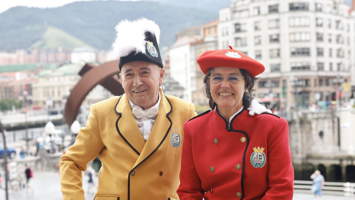 Francis Díez, líder de Doctor Deseo y Olatz Agirre, de Txori Barrote, pregonero y txupinera de Aste Nagusia
