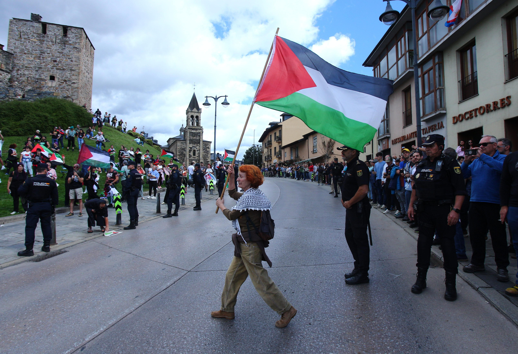 Las imágenes de la protesta contra el genocidio en Gaza ante la Vuelta a su paso por El Bierzo
