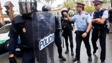 Agentes de la Guardia Civil y de los Mossos se encaran en varios colegios 1-O.