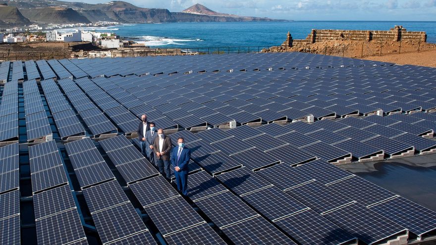 El presidente del Cabildo de Gran Canaria en una instalacion de plantas fotovoltaicas en Arucas.