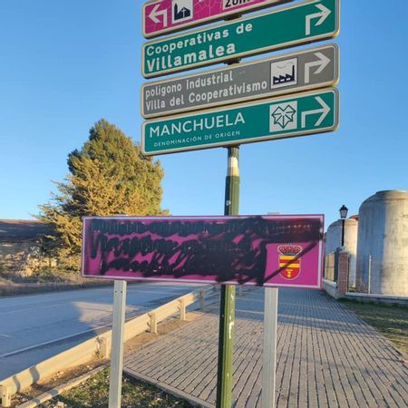 Señal vandalizada en Villamalea
