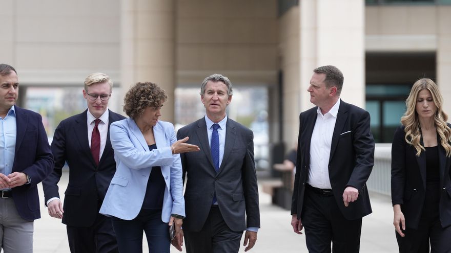 Alberto Núñez Feijóo junto con la secretaria general del Partido Popular Europeo, Dolors Monserrat , durante un encuentro organizado por el Partido Popular Europeo, en el Hotel Eurostars Grand Marina, en Barcelona, Catalunya.