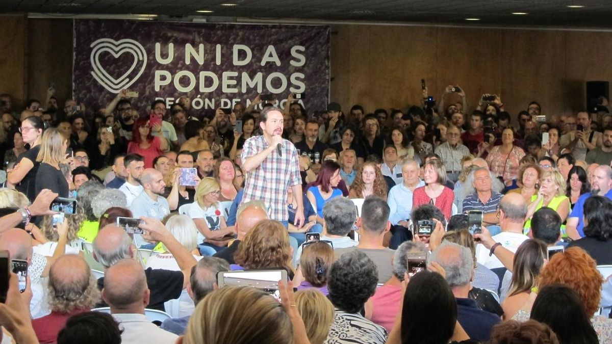 Iglesias: "en el desfile de mañana habrá muchos militares amenazados con una patada en el culo a los 45 años"