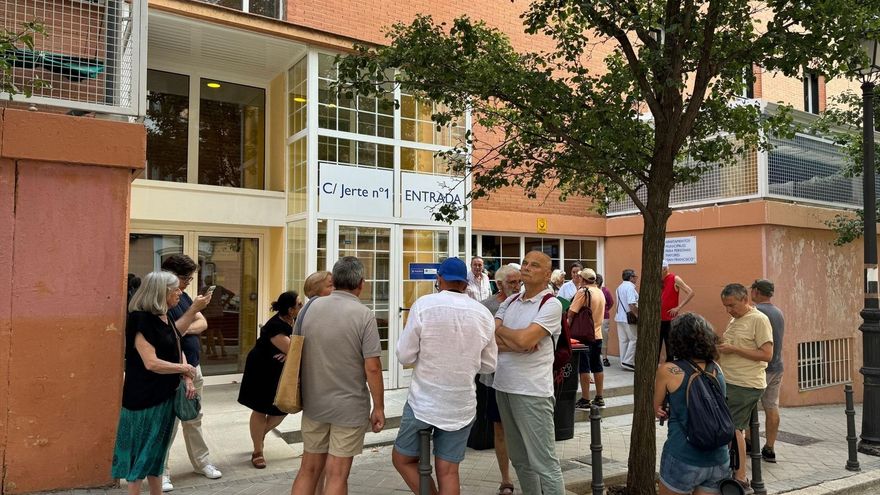 El Ayuntamiento de Madrid comienza a desahuciar "sin previo aviso" a los vecinos de unos pisos municipales para mayores
