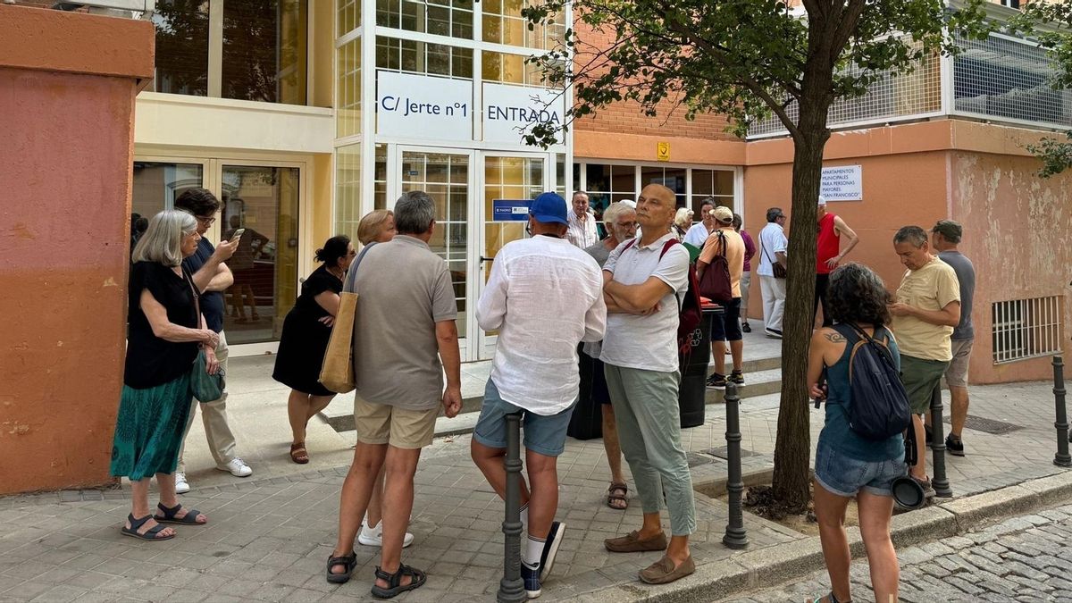 El Ayuntamiento de Madrid comienza a desahuciar "sin previo aviso" a los vecinos de unos pisos municipales para mayores