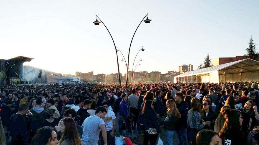 Un momento de la fiesta en la explanada de Industriales, completamente abarrotada.