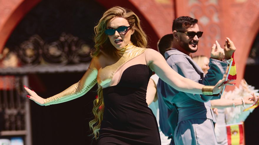 Melody en la alfombra turquesa de Eurovisión 2025