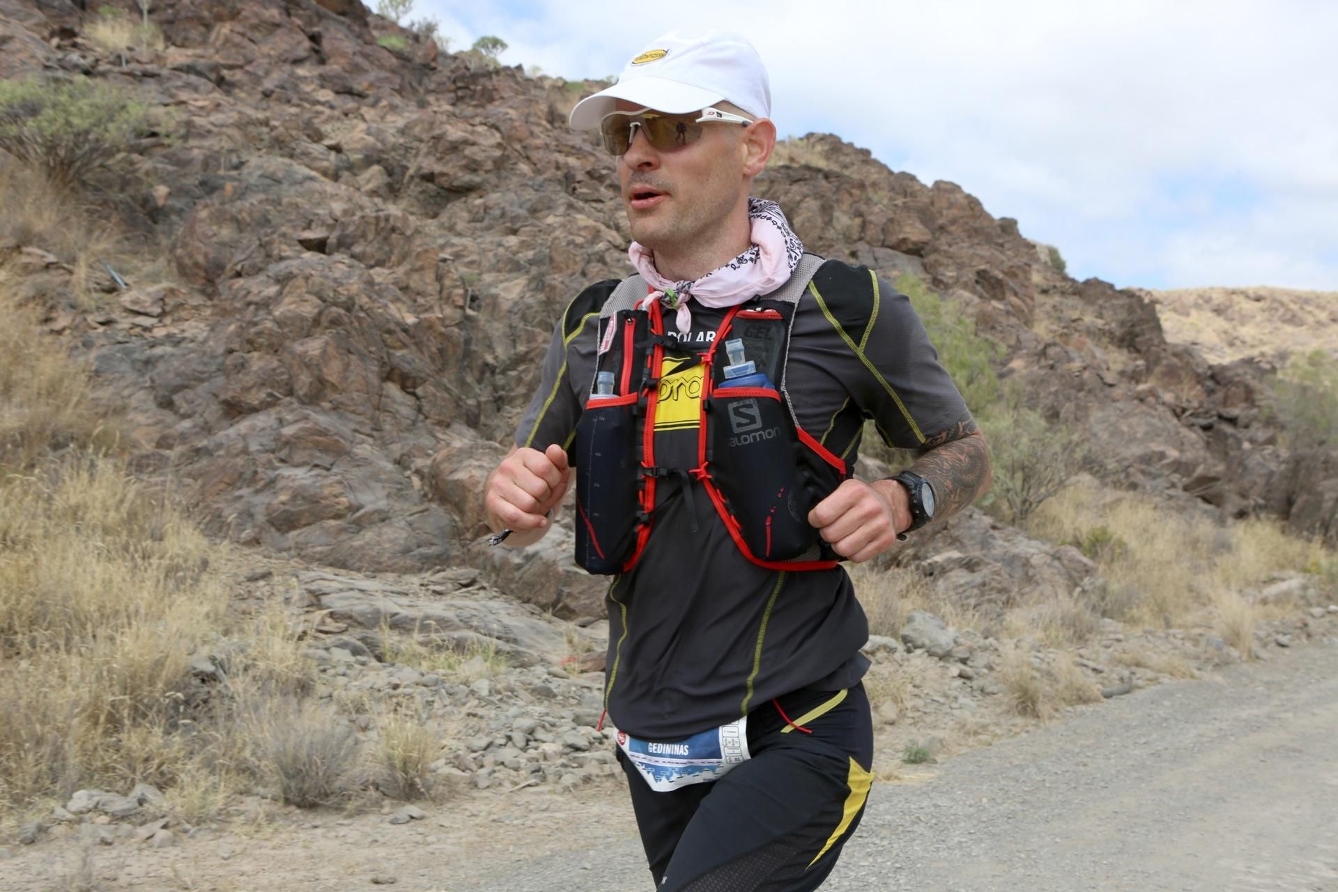 Un participante de la Transgrancanaria 2016 en el tramo del Barranco de Fataga. (Alejandro Ramos).