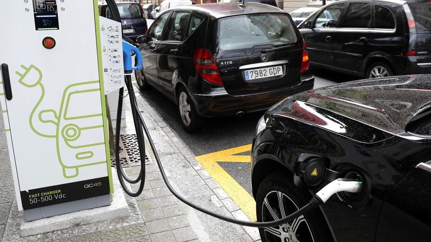 Un coche híbrido y eléctrico, se recarga de una electrolinera.