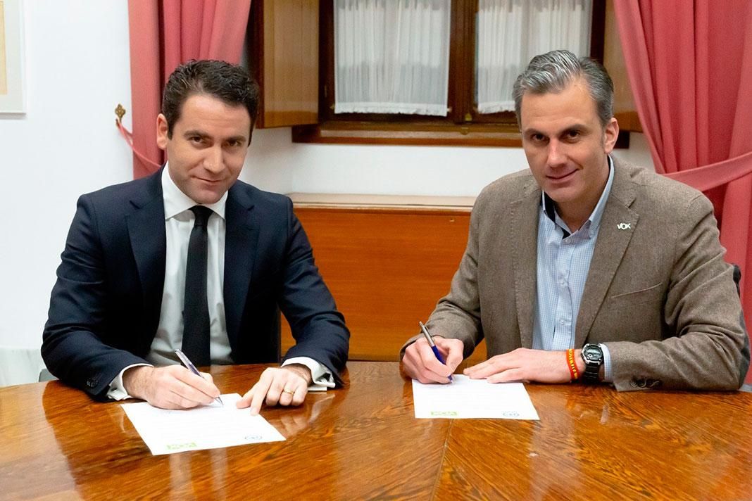 Los secretarios generales de PP y Vox, Teodoro García Egea y Javier Ortega Smith, firman el acuerdo para la Mesa del Parlamento andaluz, el 26 de diciembre de 2018.