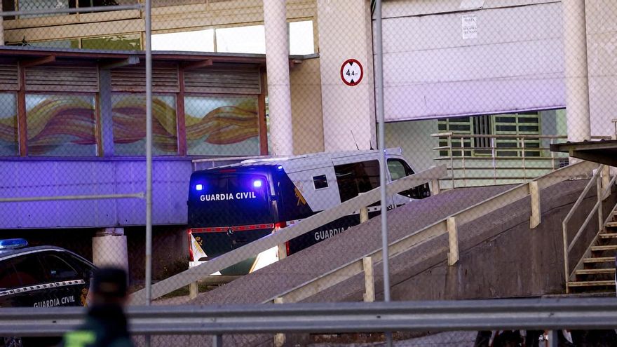 El furgón de la Guardia Civil en el que viajan Ábalos y Koldo García entra en Soto del Real.