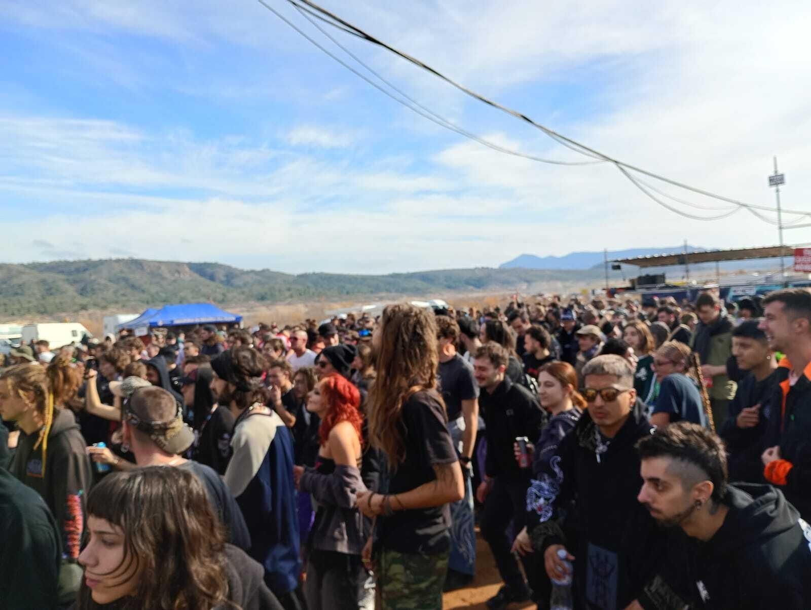 Varias personas en la rave del entorno de El Cenajo en Albacete