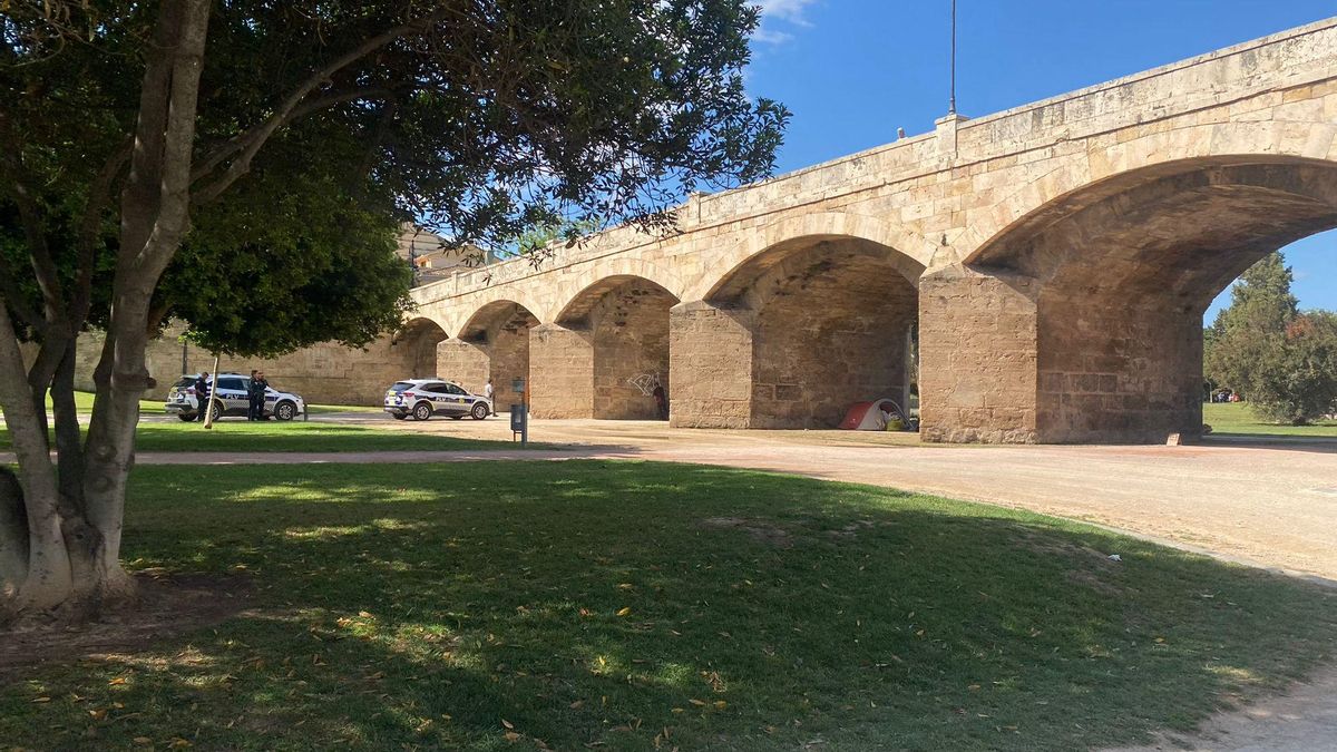Una patrulla de la Policía Local de València en el cauce del Túria, este 11 de mayo.