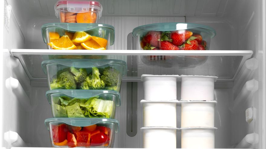 composicion de alimentos crudos saludables en la nevera