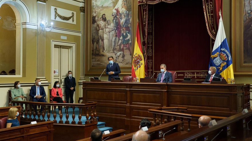 Gustavo Matos, presidente del Parlamento de Canarias, junto a Felipe VI