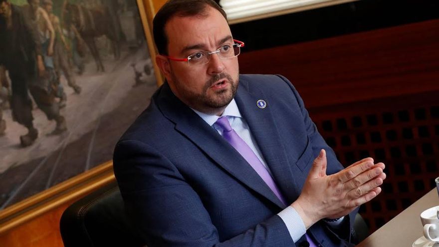 Adrián Barbón, presidente del Principado de Asturias, en su despacho