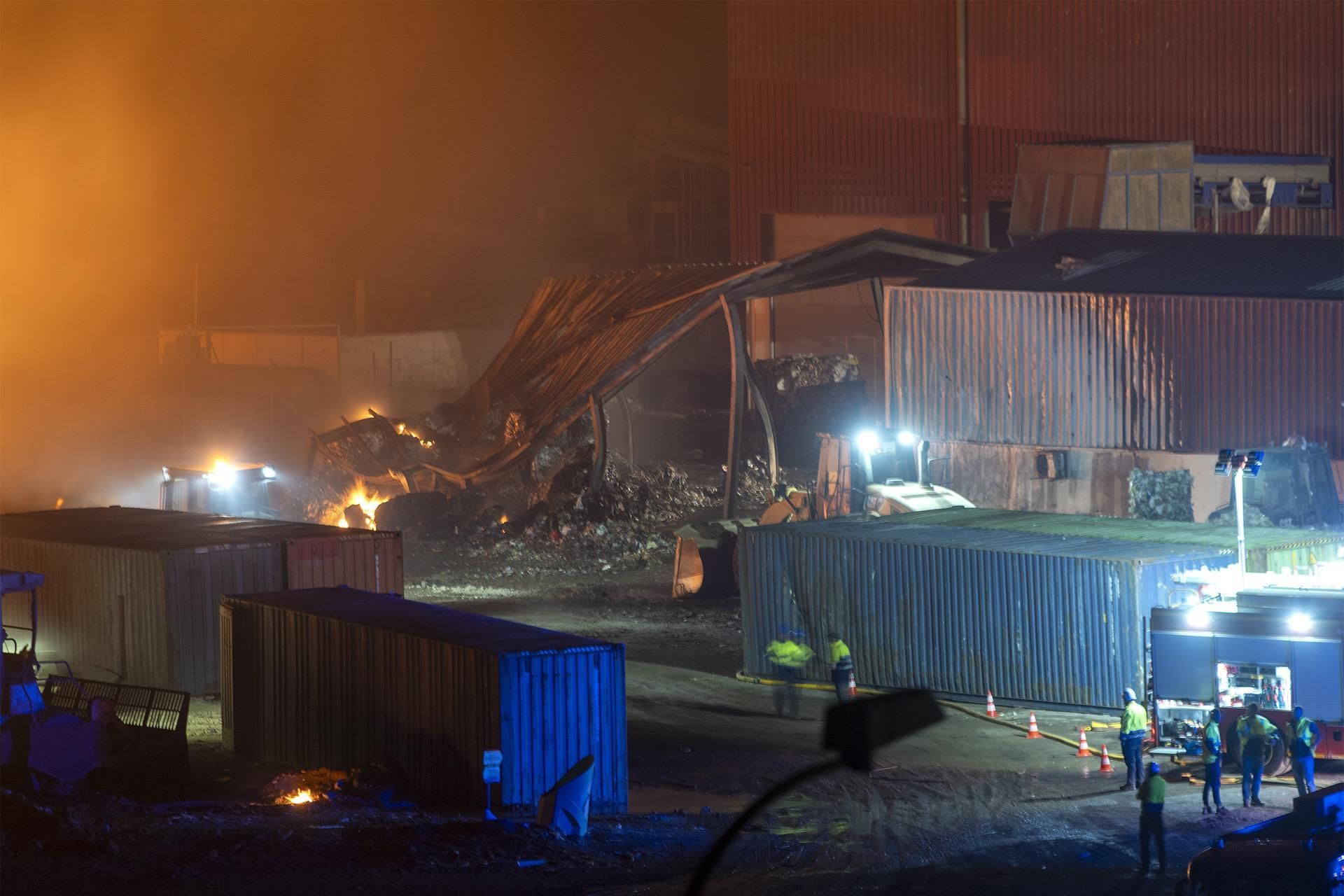 El incendio del vertedero de Lanzarote. EFE/Adriel Perdomo