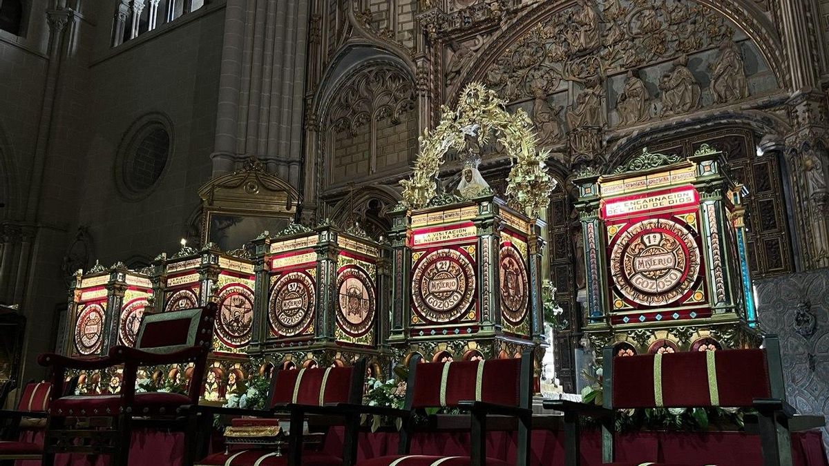 Las cinco piezas restauradas del Rosario de Cristal de la catedral de Toledo, patrimonio artesano lumínico que ha sido recuperado, solo en parte, para salir a la calle en procesión coincidiendo con el VIII Centenario de la catedral del templo