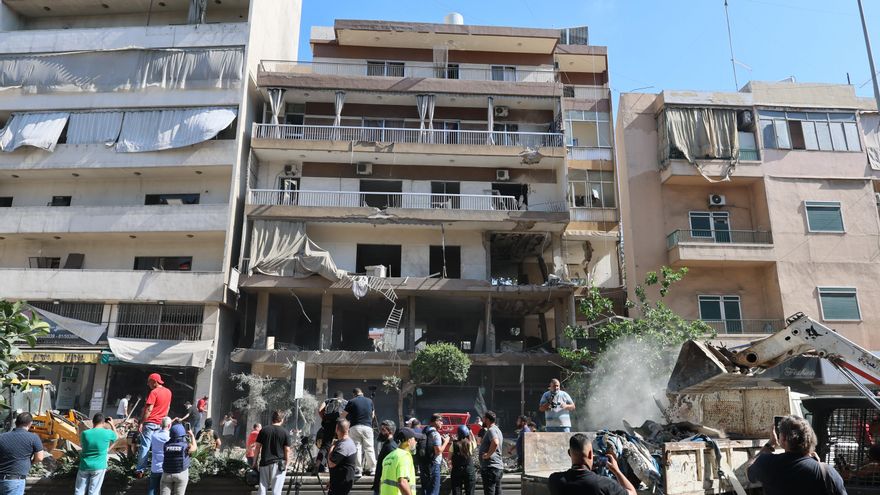La gente se encuentra cerca del lugar de un apartamento atacado por un ataque aéreo israelí en los suburbios del sur de Beirut, Líbano, 14 de junio de 2026. (Líbano) EFE/EPA/WAEL HAMZEH