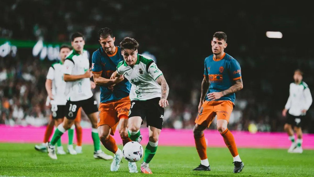 Un instante del encuentro Racing-Valencia disputado este domingo en El Sardinero.