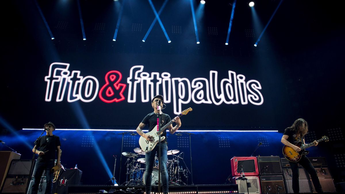 El músico y cantante Fito Cabrales durante un concierto con su banda, Fito & Fitipaldis, en una fotografía de archivo. EFE/Luca Piergiovanni.
