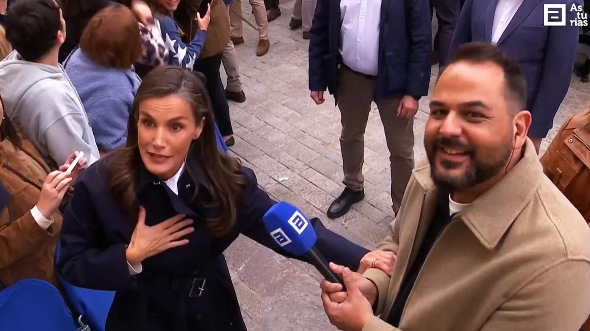 La reina Letizia pone nervioso a un periodista de la TV asturiana: "¿Pero por qué te inventas el nombre de tu compañera?"