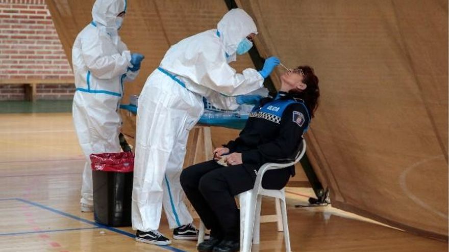 Realizando test masivos de antígenos en la zona básica de salud de Astorga, archivo. / Campillo / ICAL