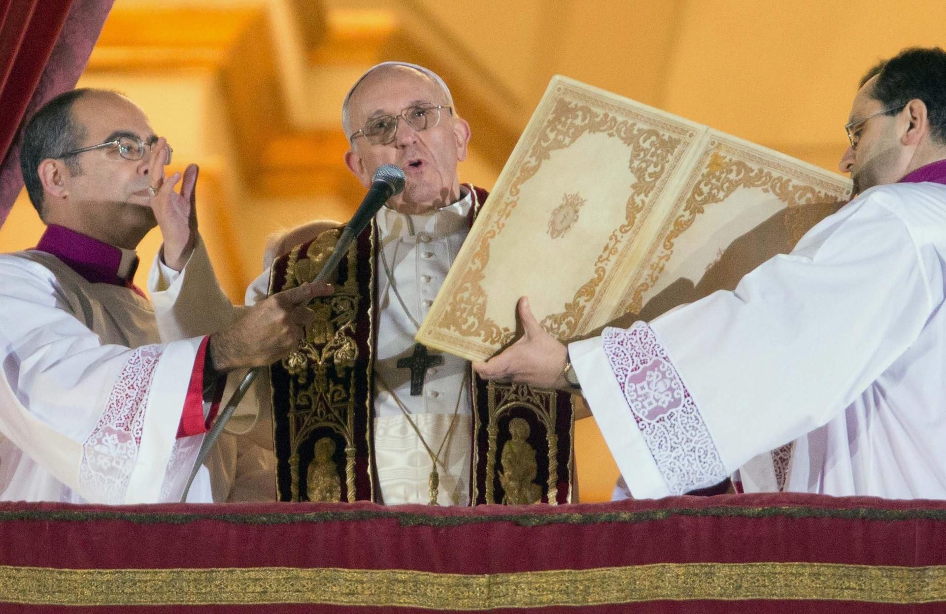 El Papa bendice a miles de peregrinos en la plaza de San Pedro en su primera aparición pública tras ser elegido pontífice a sus 76 años. Se convertiría así en el papa 266 de la Iglesia Católica y el primero de América Latina.