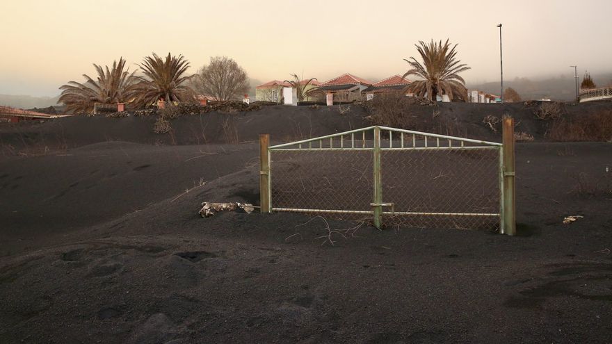 Una puerta en Las Manchas, localidad cubierta de ceniza.