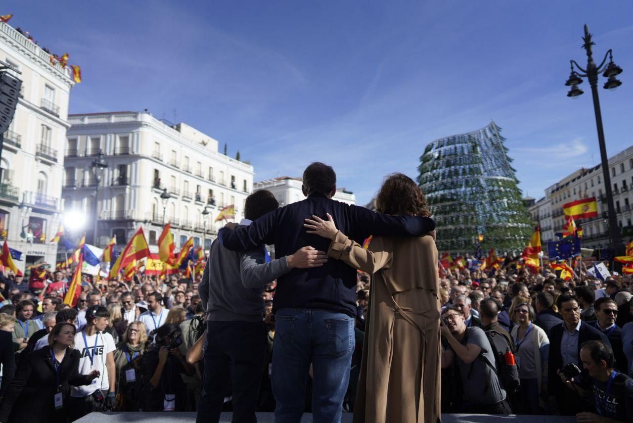 Feijóo, Ayuso y Almeida posan tras sus discursos en Madrid.