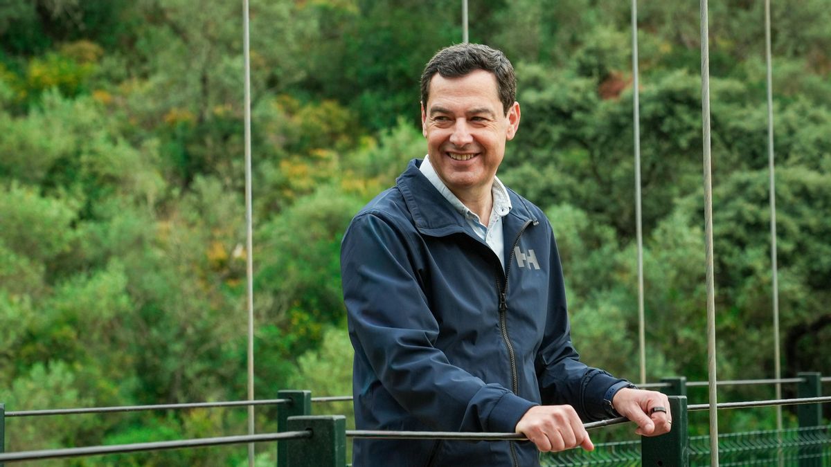 Juanma Moreno recorre el sendero de la fase 3 del Cinturón Verde de Córdoba junto a representantes del PP andaluz