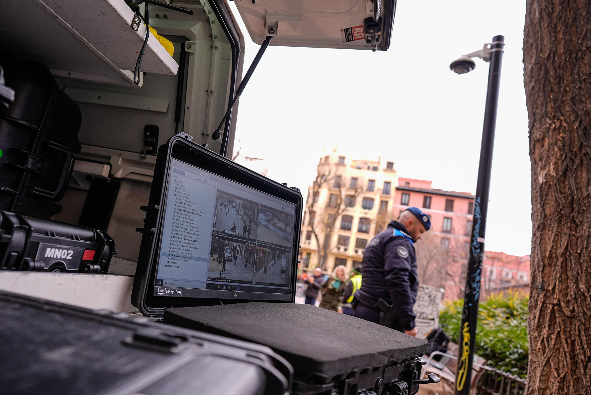 Almeida "inaugura" las cámaras de vigilancia en el Dos de Mayo