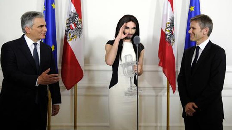 Conchita Wurst es recibida por el canciller austriaco y celebra su triunfo en un multitudinario concierto