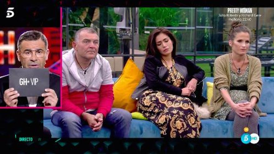 Jorge Javier con el sobre del concursante salvado