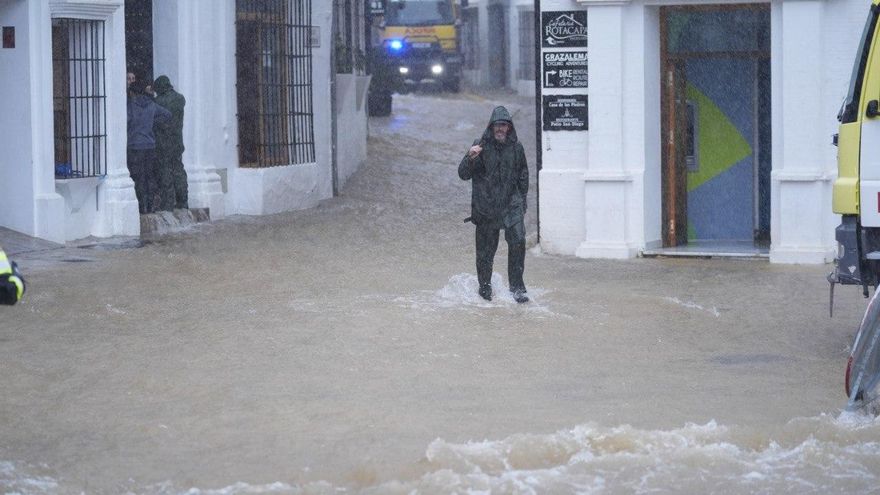 Calle convertida en río en la localidad gaditana de Grazalema tras el paso de la borrasca Leonardo.
