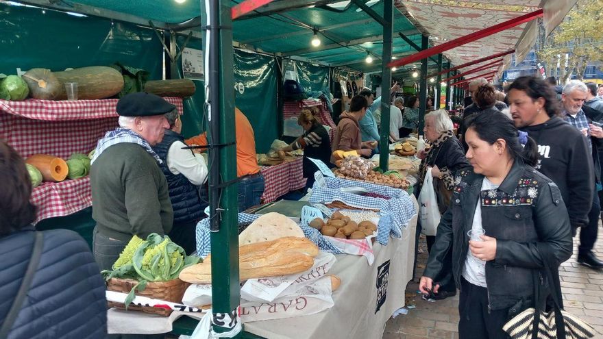 Un baserritarra vendiendo en su puesto de Santo Tomás de Bilbao