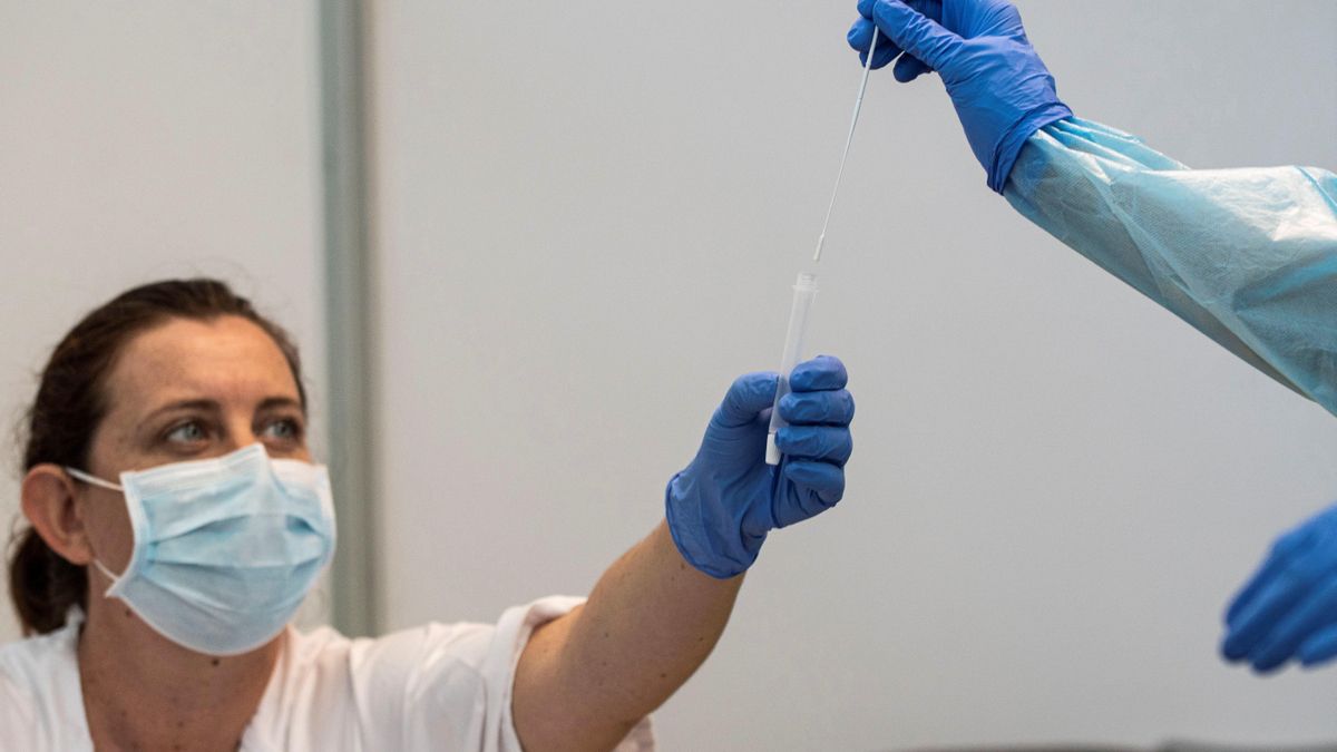 Los sanitarios recogen muestras para analizar de los PCR. EFE/Cati Cladera/Archivo