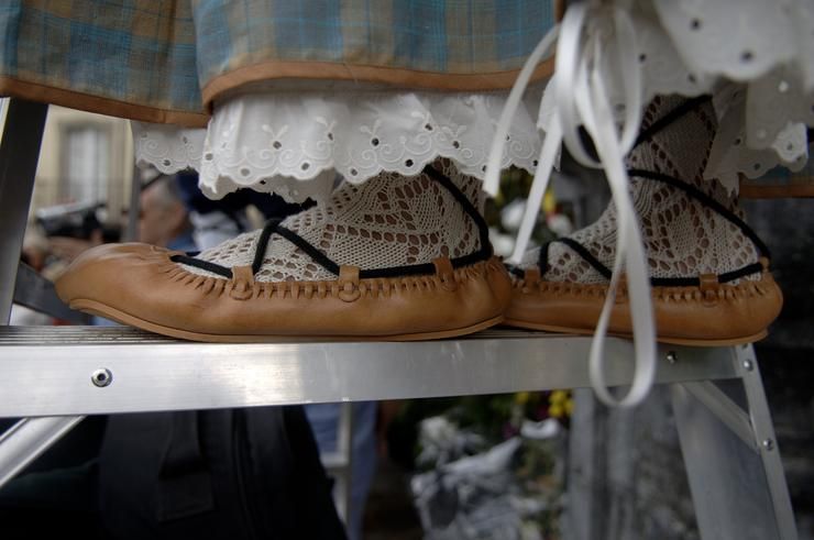 Una neska deposita flores a la Virgen Blanca en 2007