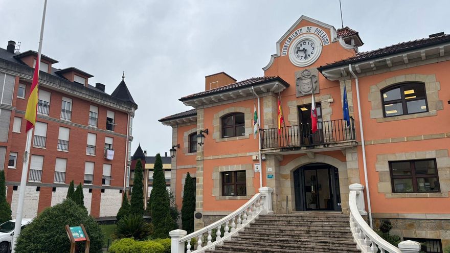 Banderas a media asta en el Ayuntamiento de Piélagos