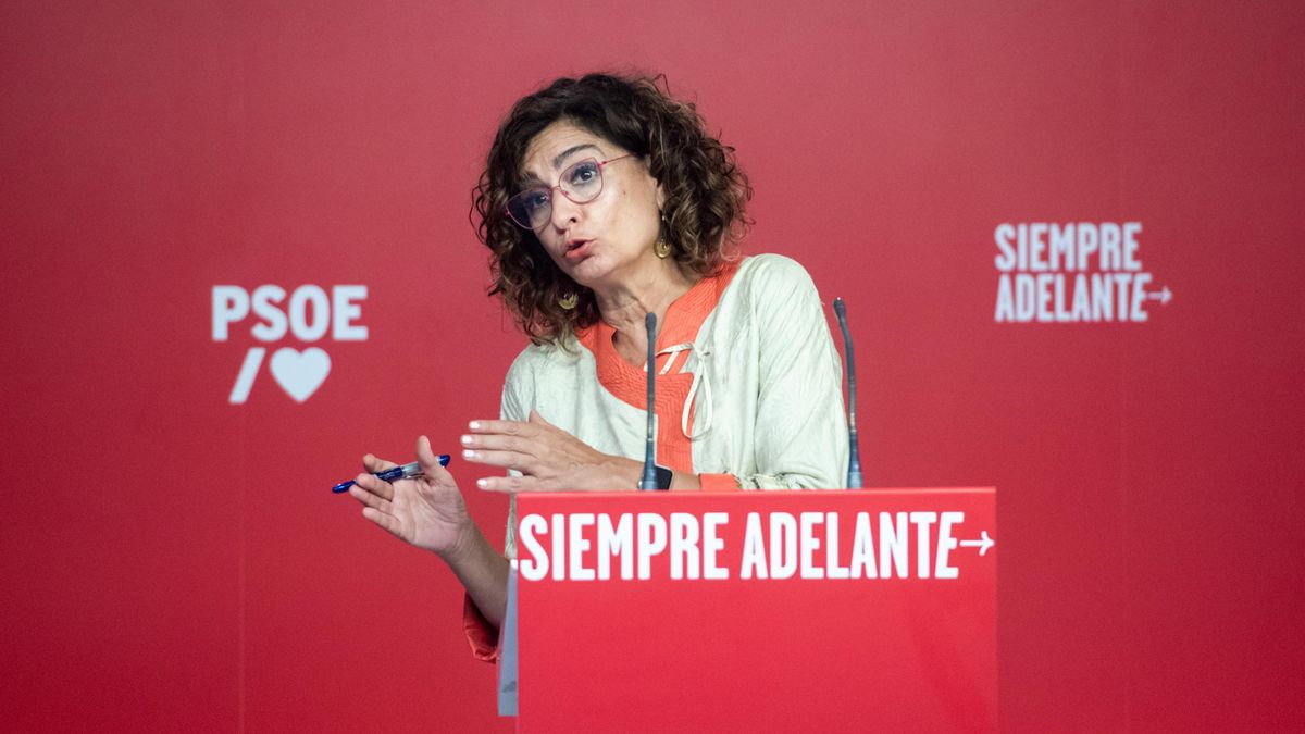 Archivo - La vicesecretaria general del PSOE y ministra de Hacienda en funciones, María Jesús Montero, ofrece una rueda de prensa en la sede del PSOE, a 11 de septiembre de 2023, en Madrid (España).
