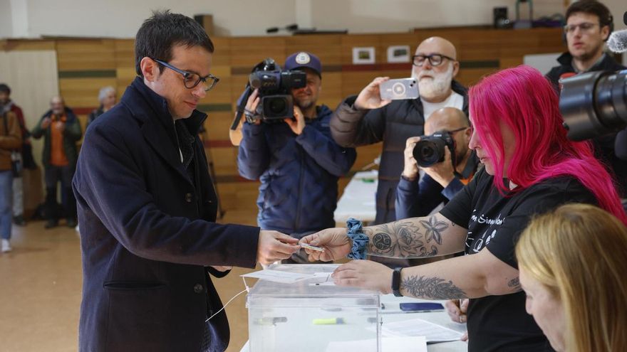 El candidato de EH Bildu a lehendakari Pello Otxandiano ejerce su derecho al voto en un colegio electoral en Oxandio, Bizkaia, para ejercer su derecho al voto