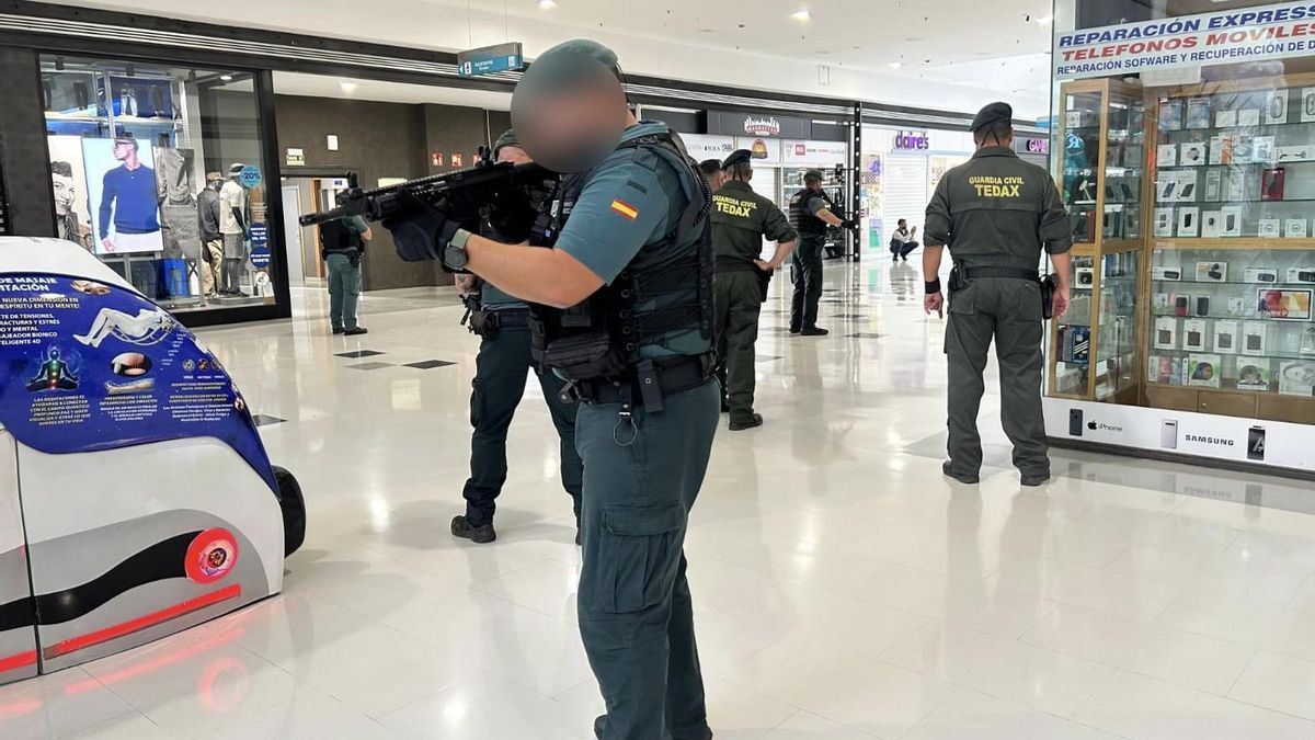 La Guardia Civil, en el simulacro de amenaza por un paquete sospechoso en el Centro Comercial Atlántico de Vecindario (Gran Canaria) este miércoles.