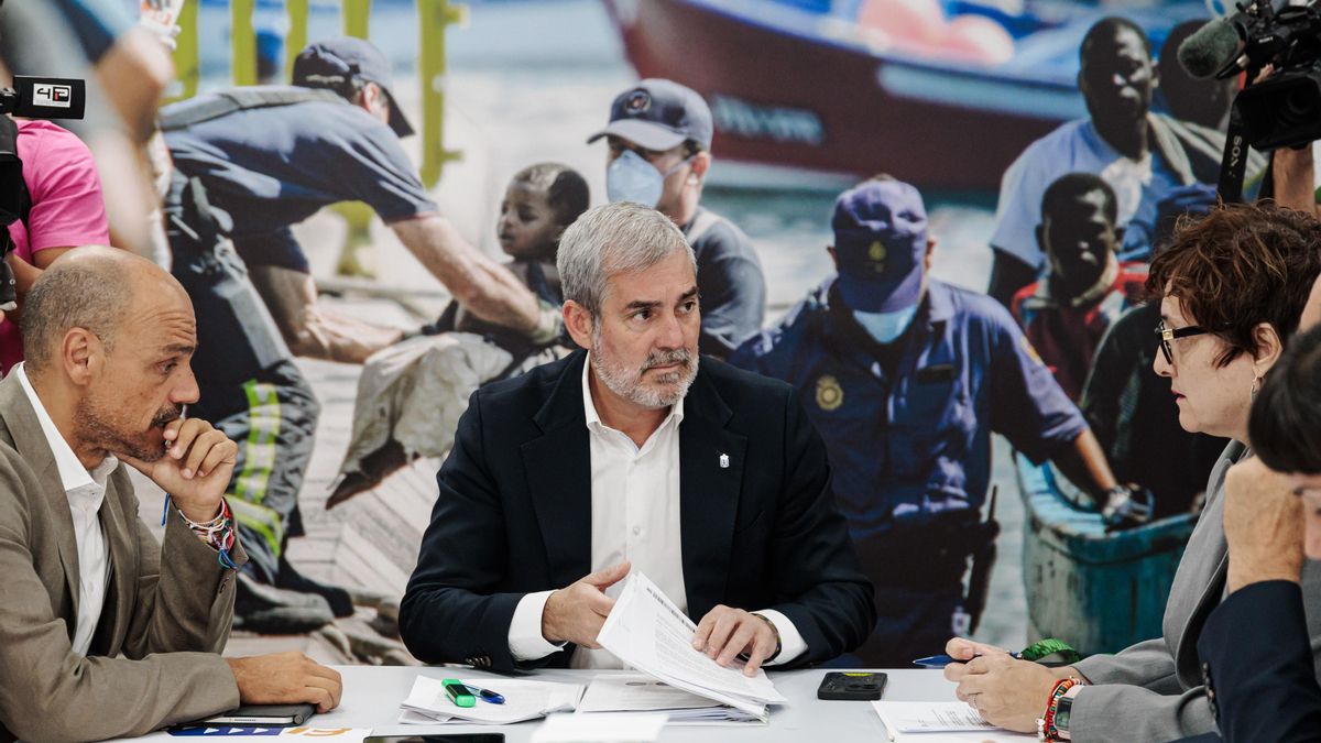 Archivo - (I-D) El viceconsejero de Presidencia de Canarias, Alfonso Cabello; el presidente de Canarias, Fernando Clavijo y la consejera de Bienestar Social, Igualdad, Juventud, Infancia y Familia, Candelaria Delgado, durante una reunión con ocho ONGS, en