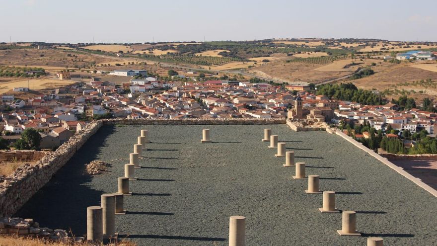 Lezuza al fondo, desde el yacimiento arqueológico de Libisosa