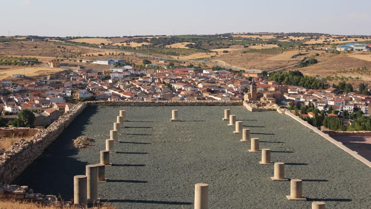 Lezuza al fondo, desde el yacimiento arqueológico de Libisosa