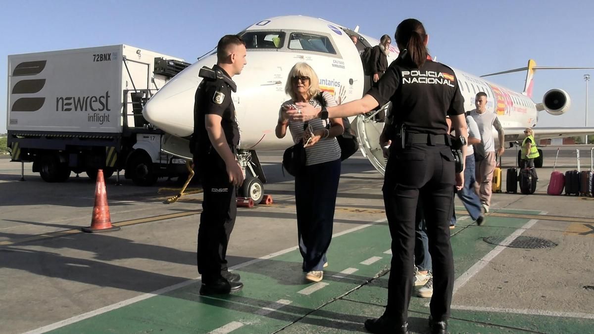 La Policía Nacional ha efectuado este sábado controles aleatorios de documentación en el Aeropuerto Josep Tarradellas Barcelona-El Prat.
