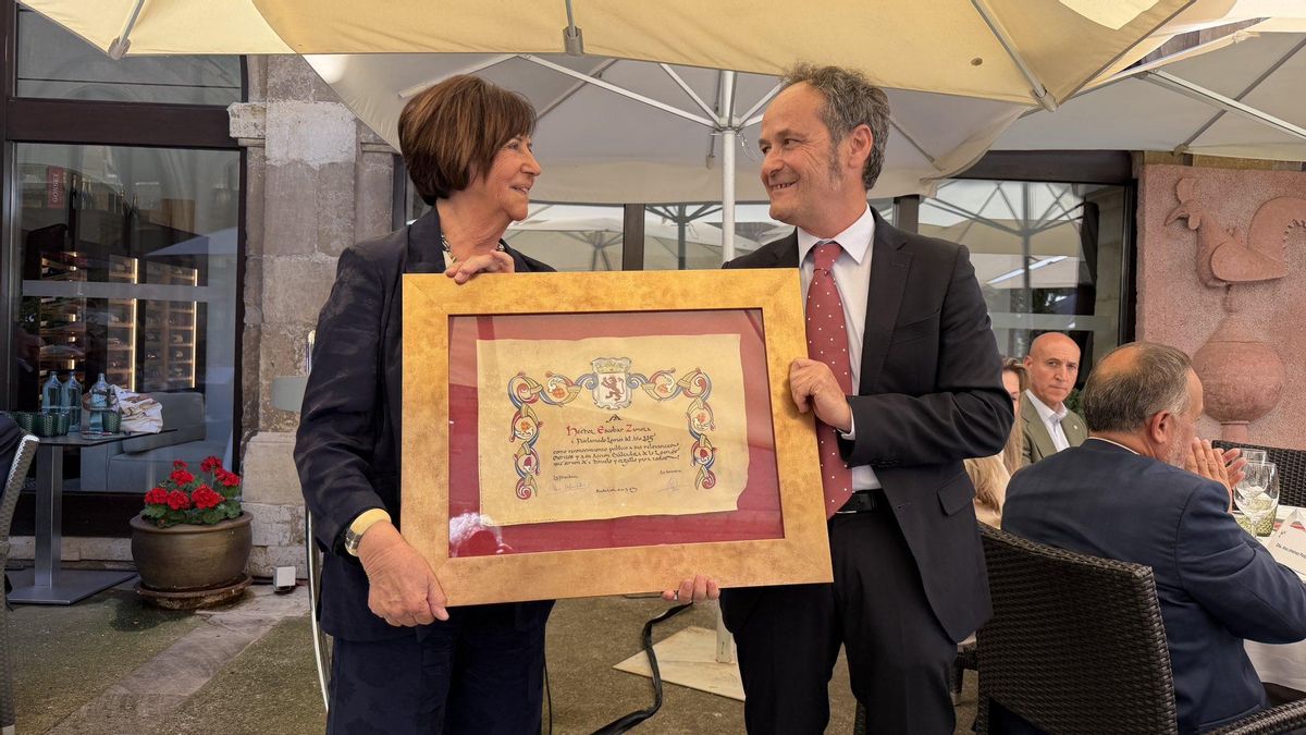 Olga Beberide entregando el premio de Leonés del Año 2025 a Héctor Escobar.